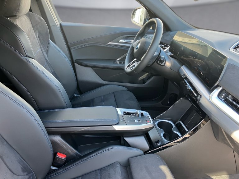 Bild 7: BMW iX2 eDrive 20 U10