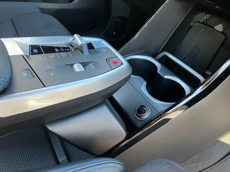 Bild 8: BMW iX2 eDrive 20 U10