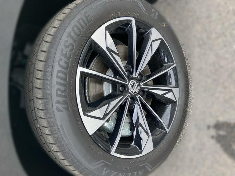 Bild 4: MG HS HEV Luxury Lenkradhzg. 25.5