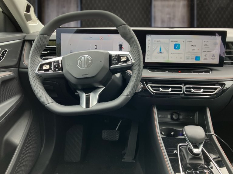 Bild 6: MG HS HEV Luxury Lenkradhzg. 25.5