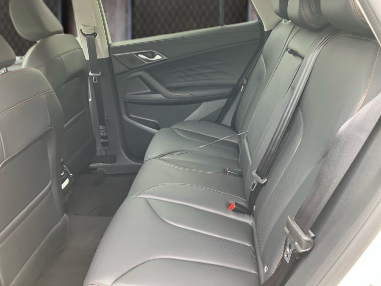 Bild 8: MG HS HEV Luxury Lenkradhzg. 25.5