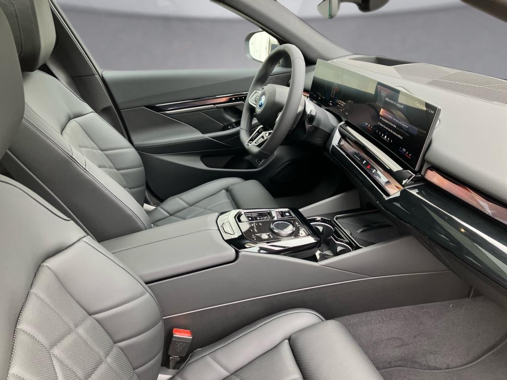 Bild 10: BMW i5 xDrive40 Touring