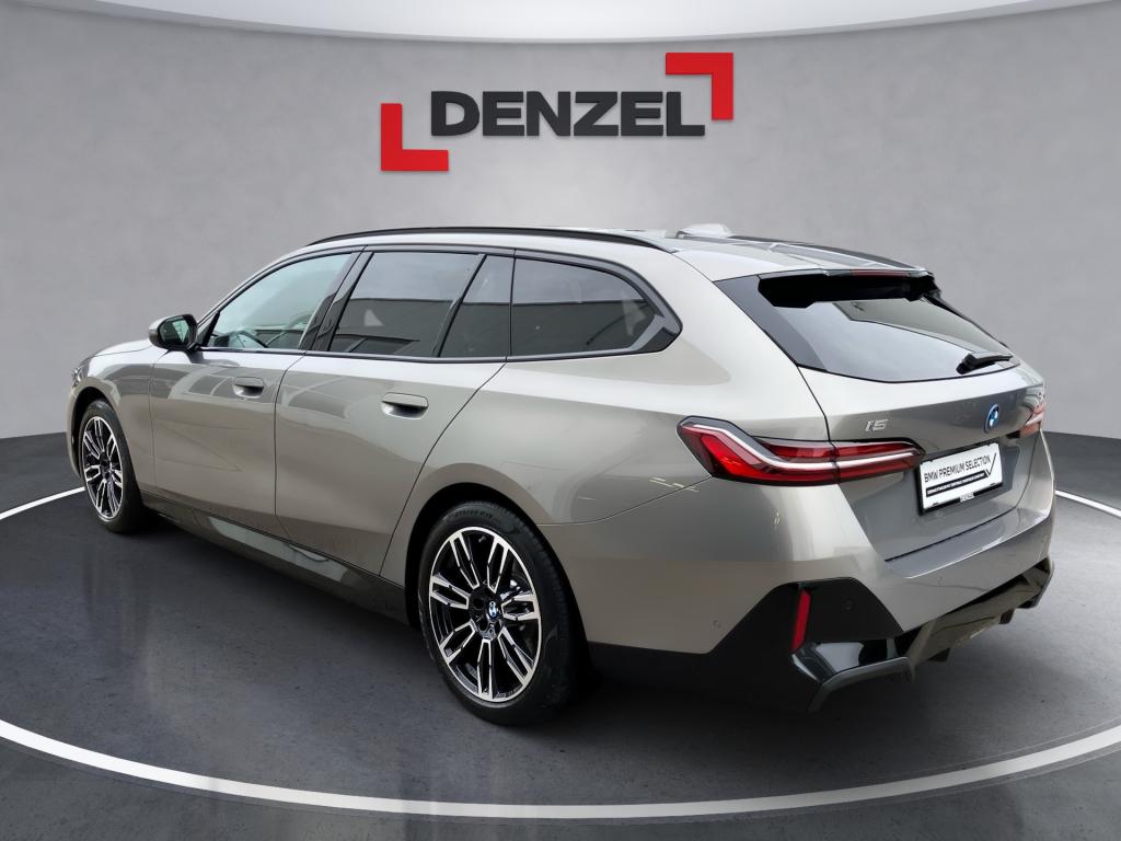 Bild 2: BMW i5 xDrive40 Touring
