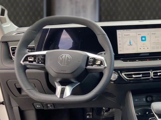 Bild 9: MG HS HEV Luxury Lenkradhzg. 25.5 Österreich-Paket