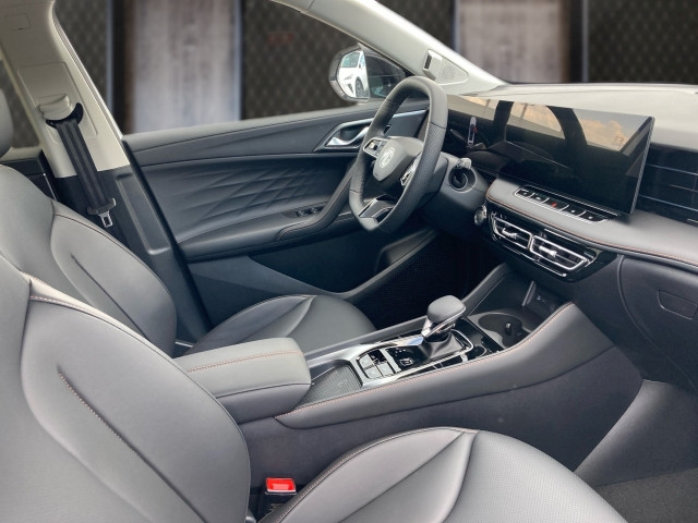 Bild 10: MG HS HEV Luxury Lenkradhzg. 25.5 Österreich Paket