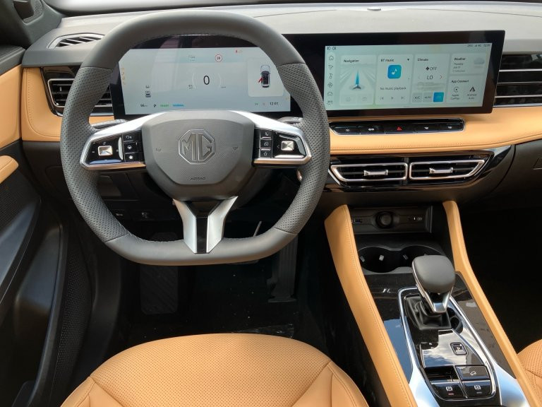 Bild 10: MG HS PHEV+ Luxury Lenkradhzg. 25.5 Österreich Paket EV/PHEV