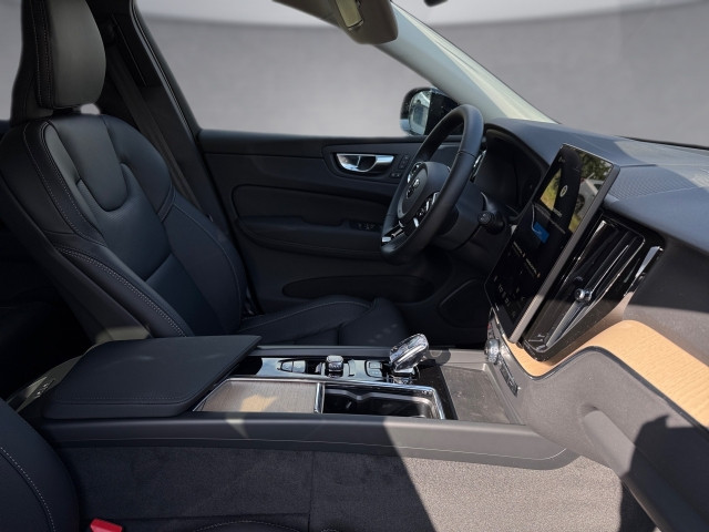 Bild 10: VOLVO PKW XC60 Plus, T6 AWD Plug-in Hybrid, Elektrisch/Benzin, Dark