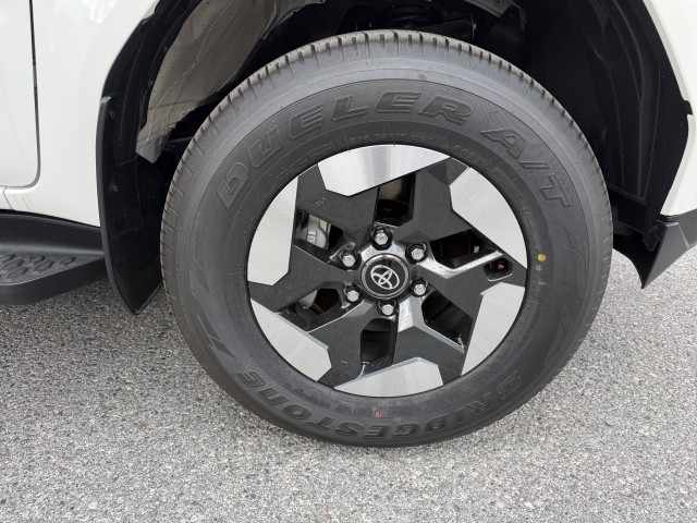Bild 7: Toyota Hilux Double Cab Duty 144kWh Elektro Automatik (4x