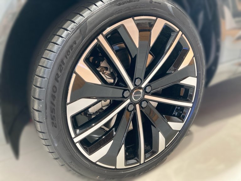 Bild 3: VOLVO PKW XC60 Plus, T6 AWD Plug-in Hybrid, Elektrisch/Benzin, Dark