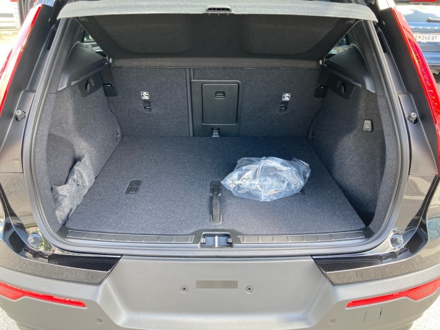 Bild 10: VOLVO PKW XC40 Plus, B3 Mild Hybrid, Benzin, Dark