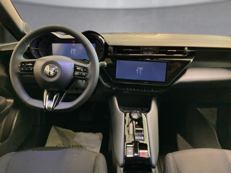 Bild 3: Alfa Junior Ibrida 1.2 Hybrid eDCT6