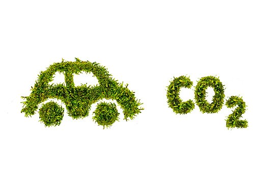 Auto wird aus Gras dargestellt und CO2 Schriftzug aus Gras