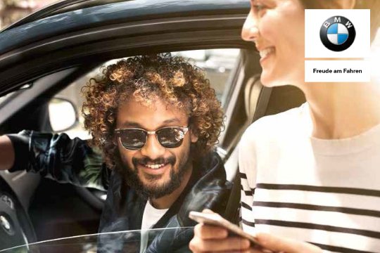 BMW Financial Services Mann im Auto