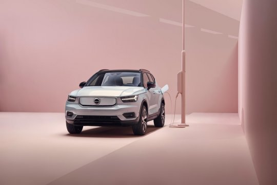 volvo xc40 recharge product shot