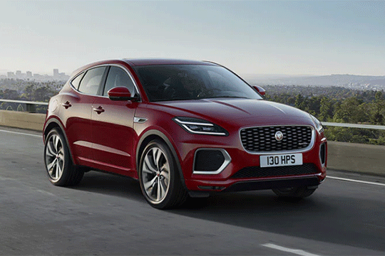 Jaguar E-Pace Plug-in Hybrid Außenansicht Beifahrerseite auf der Straße 