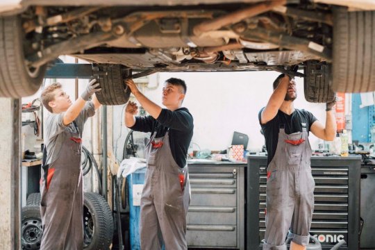 Mechaniker Reifenwechsel