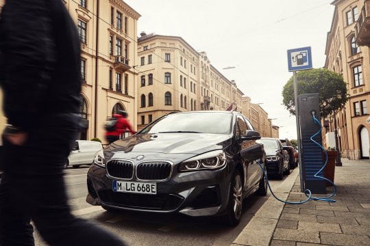 bmw 225xe active tourer plug in hybrid ladet in einer stadt