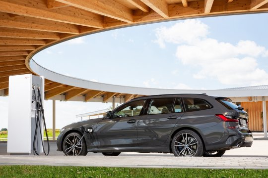 bmw 330e touring an einer Ladestation
