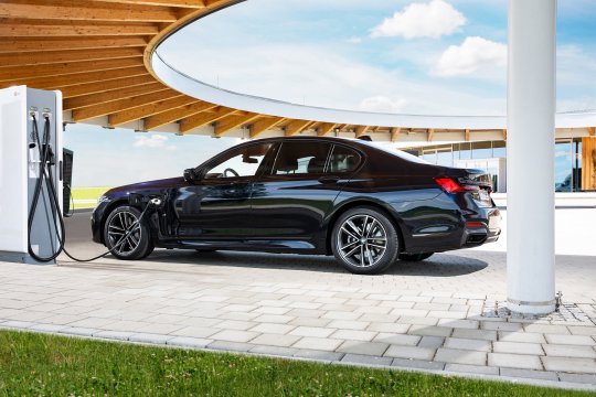 bmw 745e plug in hybrid lädt an einer ladesäule