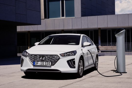 hyundai ioniq elektro lädt vor einem büro