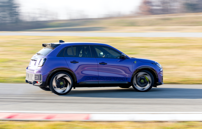 Abarth 600e Seitenansicht