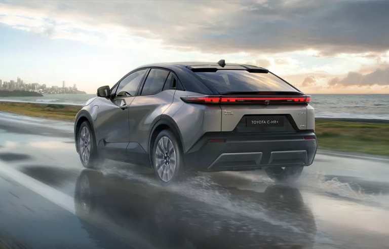 Toyota C-HR+ Heckansicht